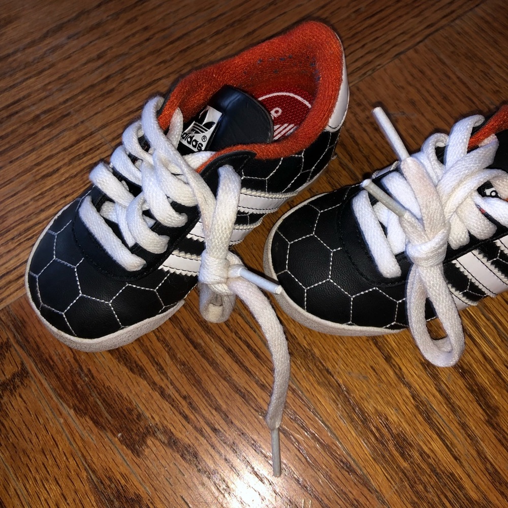 Size 6 little kids adidas sneakers - Picture 2 of 3